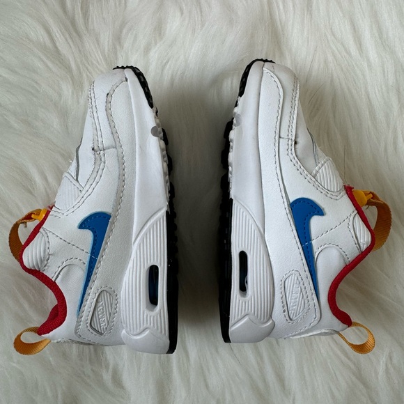 Like New! Nike Toggle Sneakers - Picture 3 of 10